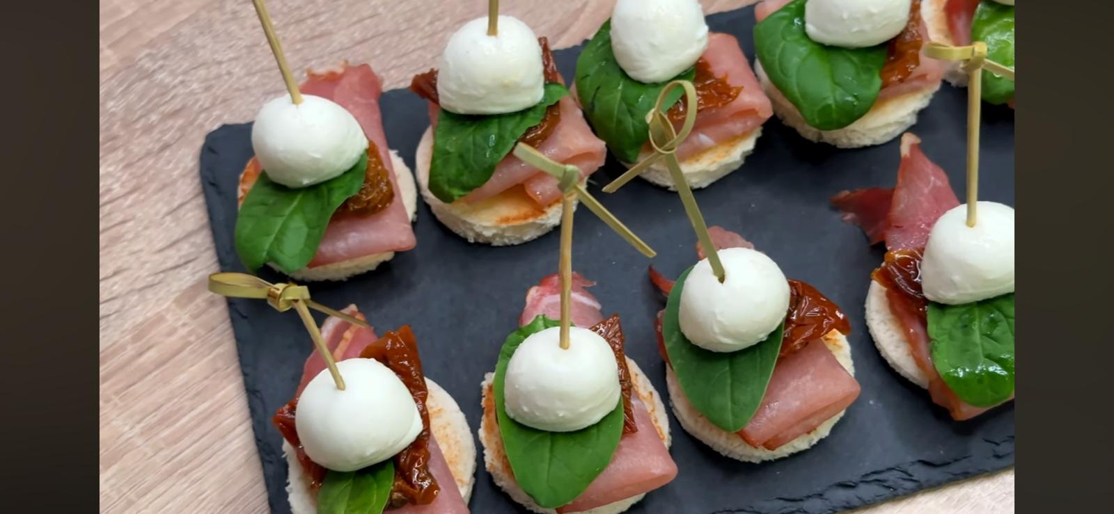 Canapés mit Gurke, Schinken und kleinen Mozzarellakugeln Canapés mit Gurke, Schinken und kleinen Mozzarellakugeln