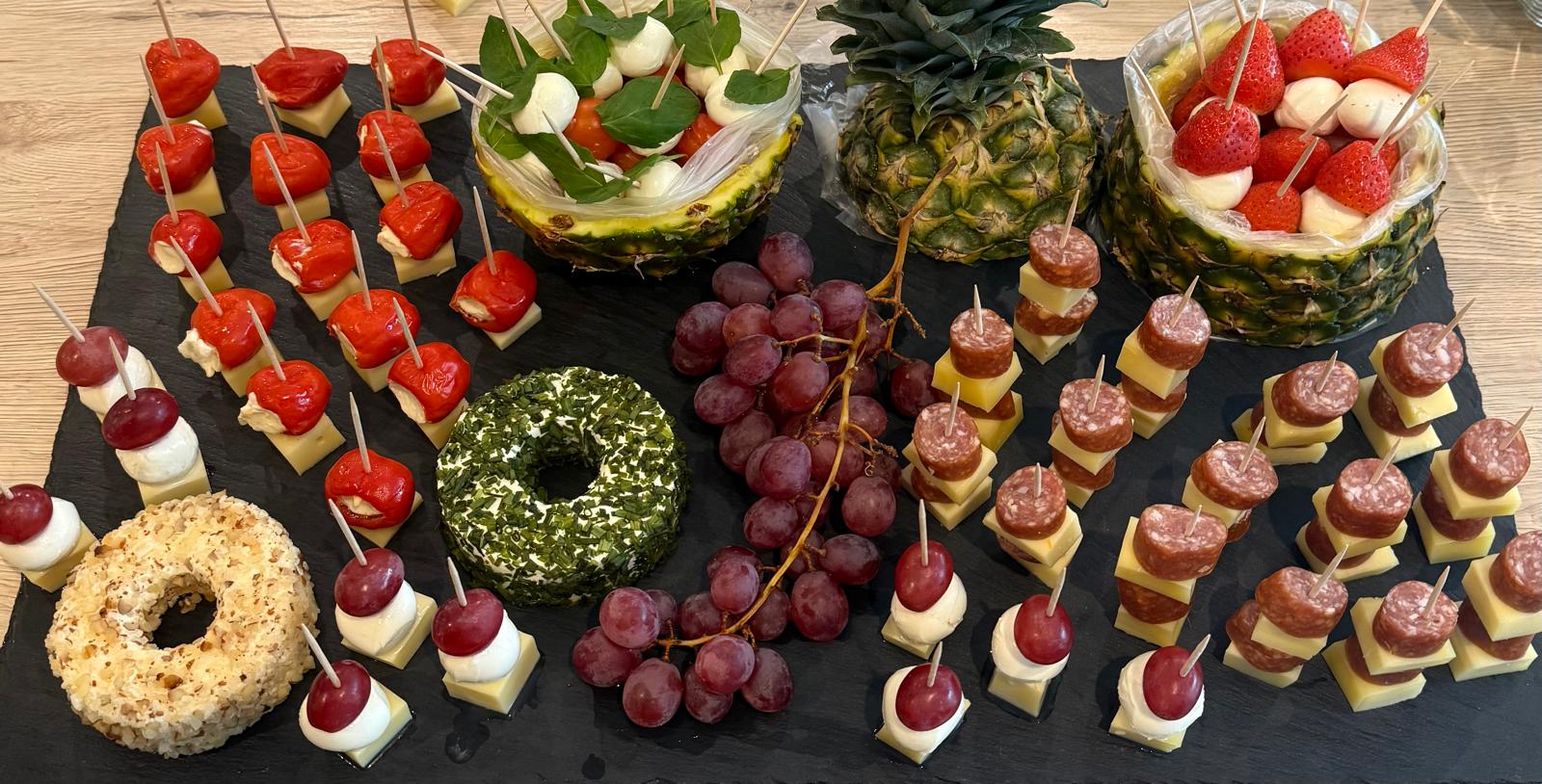 Auswahl handgemachter Fingerfood-Häppchen mit Gemüse, Obst und Käse Auswahl handgemachter Fingerfood-Häppchen mit Gemüse, Obst und Käse