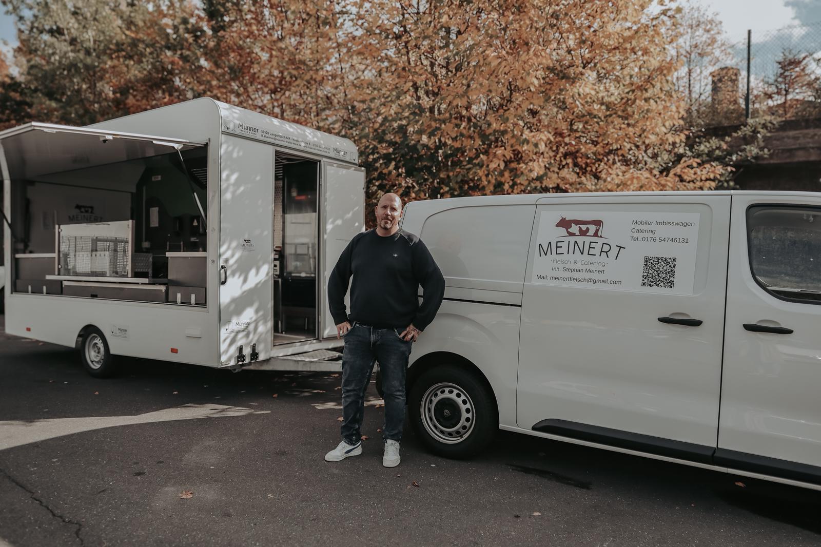 Stephan Meinert neben seinem mobilen Imbisswagen und Transporter Stephan Meinert neben seinem mobilen Imbisswagen und Transporter